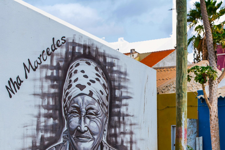 Santa Maria: Walking Tour with Local Drinks