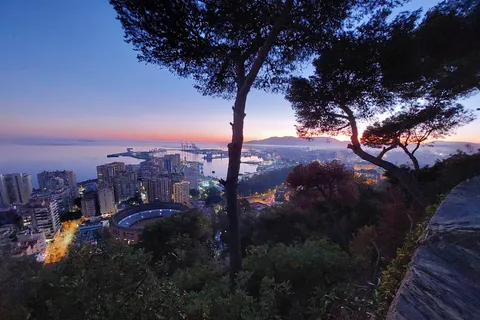 Tour serale romantico di Malaga in auto elettrica