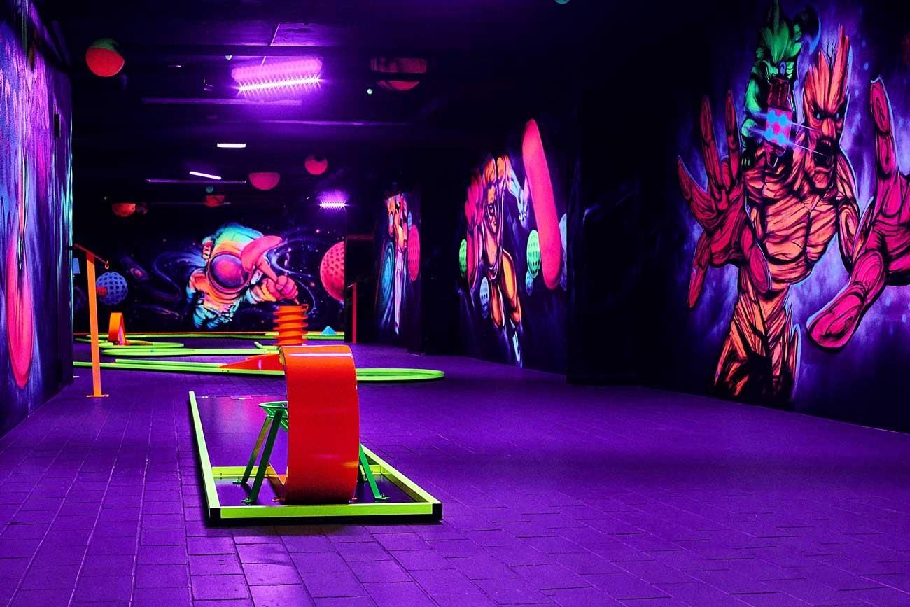 Innsbruck: 3D-Minigolf mit schillernden Lichteffekten
