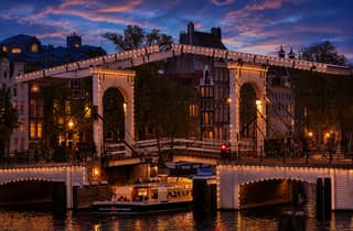 Amsterdam: Abendliche Luxus-Grachtenfahrt & lokale Geschichten live
