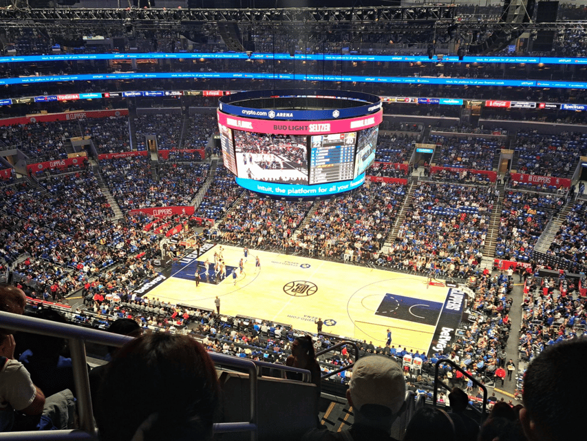 Curtindo um jogo da NBA em Los Angeles 