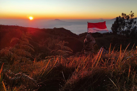 De Yogyakarta: Excursão de trekking ao nascer do sol no Monte Prau