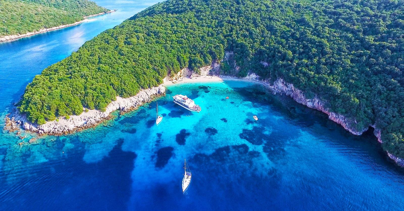 Ab Lefkimmi: Ganztägige Bootstour - Blaue Lagune, Syvota und Höhlen