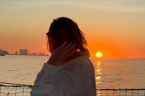 Lisboa:Sunset Sailing Tour at Tagus River with welcome drink