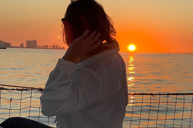 Lisboa:Sunset Sailing Tour at Tagus River with welcome drink