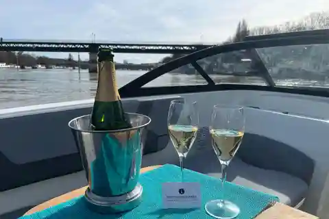 Paris : cruzeiro privado no Sena, barco moderno - 2 horas