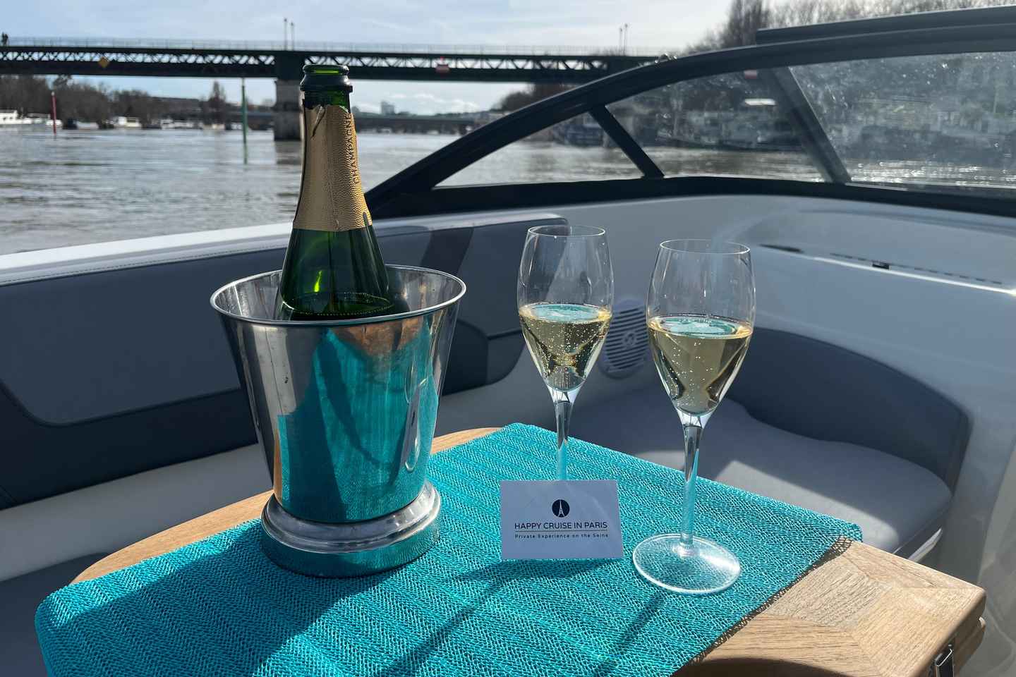 Paris : croisire prive Seine, bateau moderne - 2 heures - Happy Cruise in Paris