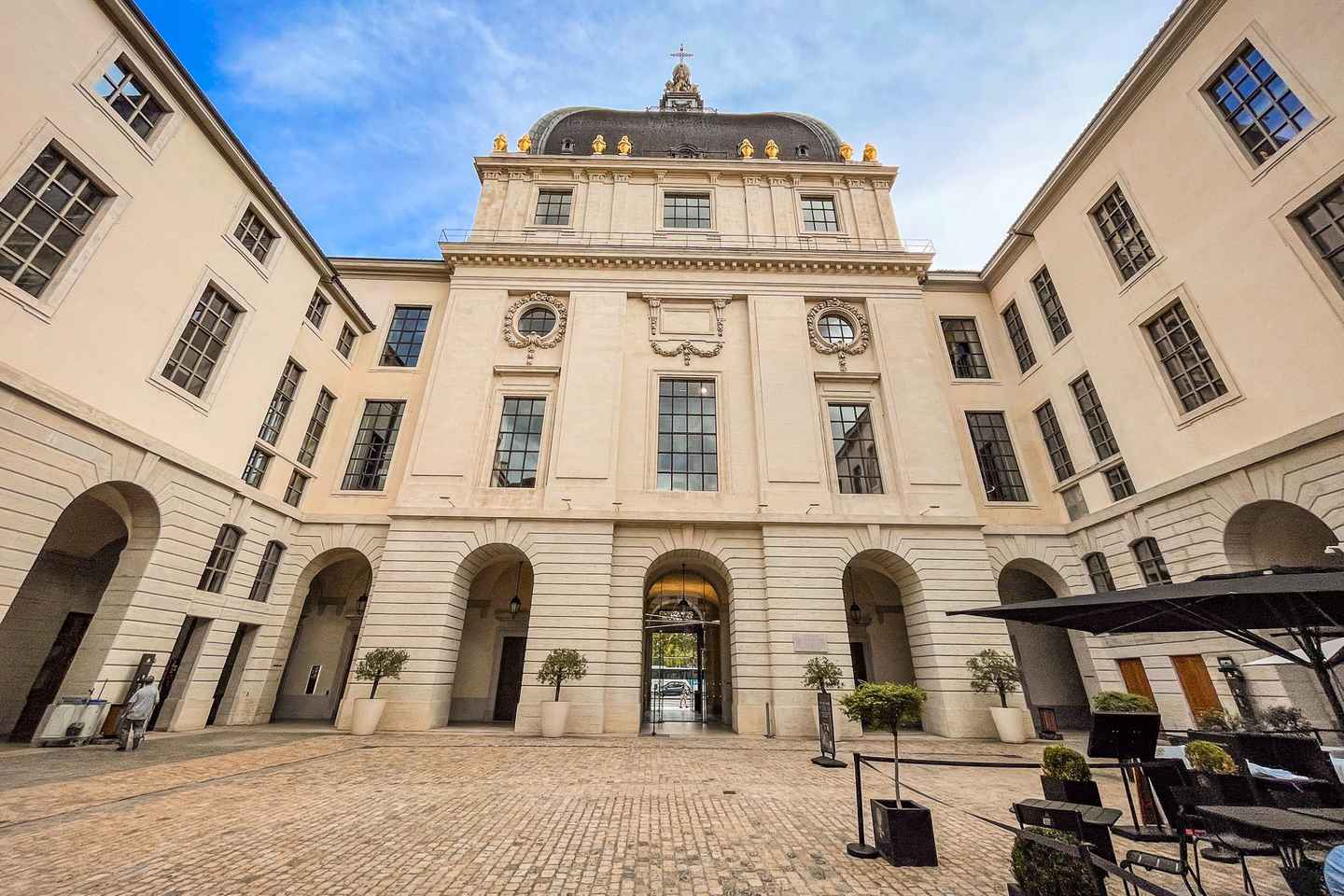 Tour of Old Lyon in Bellecour with a guide