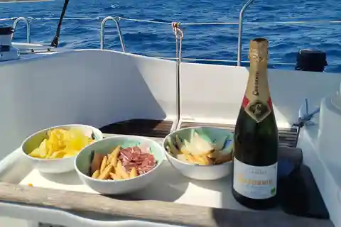 Barcelona Badalona : Segelboottour, Snacks, Getränke, Schwimmen