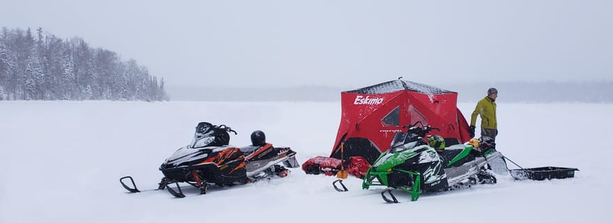 Anchorage : Pêche sur glace, balade en motoneige et transport
