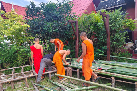 Old Chiangmai city & temples walking tour: (3 hours/1.7 km.)