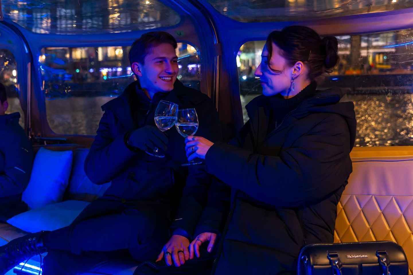 암스테르담: 따뜻한 음료와 함께하는 빛 축제 보트 투어