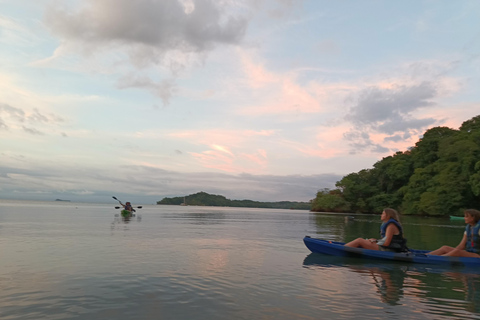 Tour bioluminescente in kayak in Costa Rica