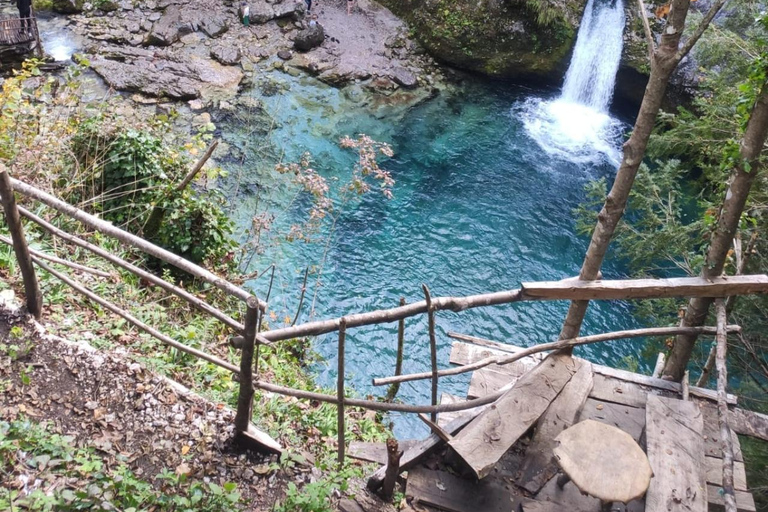 Tirana: Excursión de un día por los Alpes albaneses y el pueblo de Theth con almuerzo