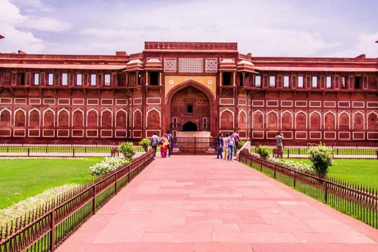 Agra: Skip-the-Line Taj Mahal Express Entry Ticket