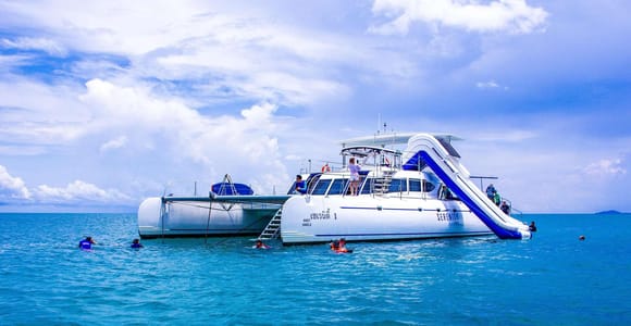 Pattaya: Koh Phai, Koh Man Wichai & Koh Ped Yacht Cruise