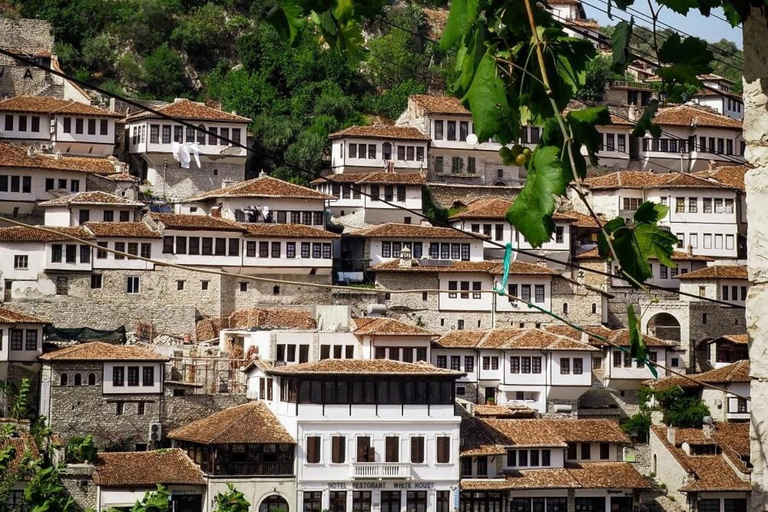 Desde Tirana: Visita de un día a la ciudad de Berat, UNESCO, y al lago BelshiCiudad de Berat UNESCO y Lago Belshi: Excursión de un día desde Tirana