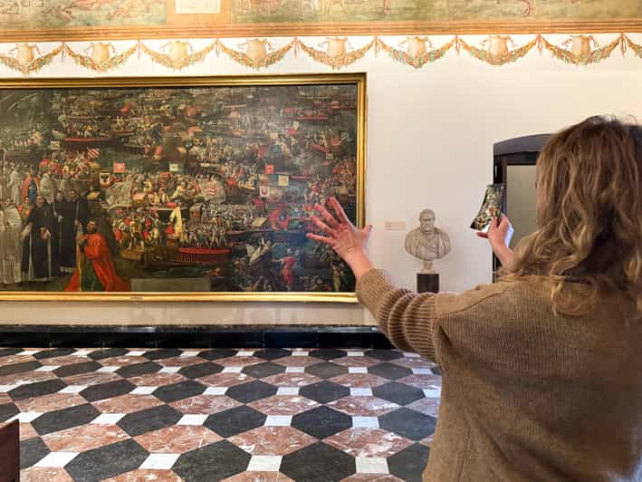 Krakow: Wawel Castle Guided Tour
