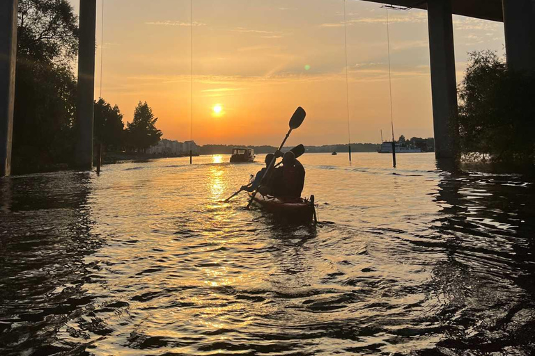 Stockholm : Excursion en kayak au coucher du soleil dans la ville + Fika suédoisVisite standard - guidée en anglais