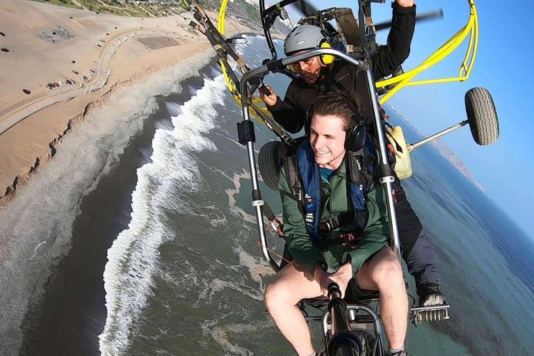 Paragliding flight with a private pilot in Costa Verde-Lima