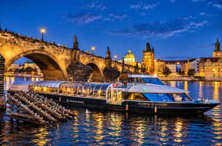 Praga: paseo en barco nocturno con cena buffet y música en directo