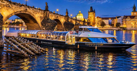 Prague: Evening Cruise with Buffet Dinner and Live Music