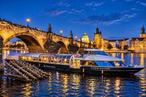Praga: crociera serale con cena a buffet e musica dal vivo