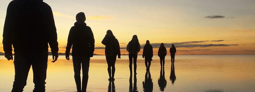 Bolivie : étoiles et lever de soleil dans le salar d'Uyuni