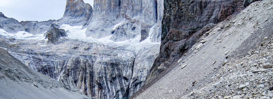 Puerto Natales : randonnée à la base de Torres del Paine avec transfert
