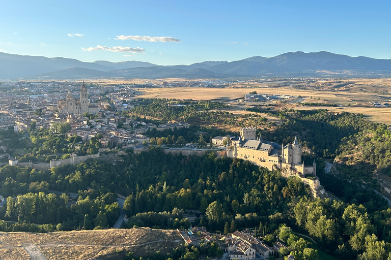 Segovia: Hot-air balloon ride with cava toast