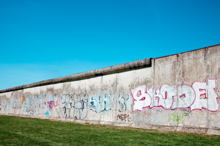 Berlin: atelier de graffitis au mur de Berlin