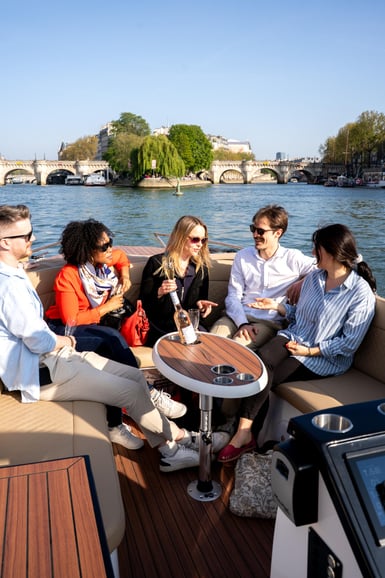 Paris : Croisière privée en petit bateau avec Rosé et Macarons