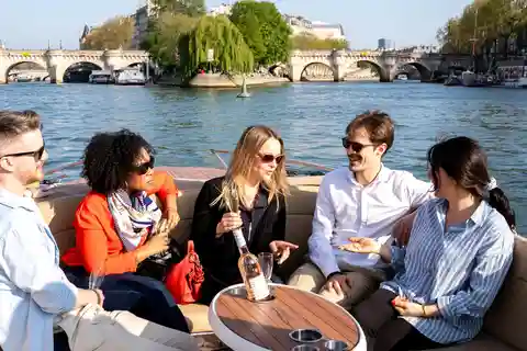 Cruzeiro privativo no rio em Paris com rosé e macarons