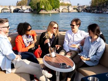 Paris : Croisière privée en petit bateau avec Rosé et Macarons