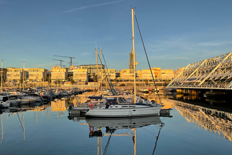Parque das Nações: اليوغا والتأمل عند شروق الشمس على متن مركب شراعي!