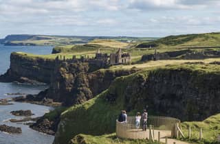 Belfast: Tour zum Damm der Riesen, zu Burgen und Wasserfällen