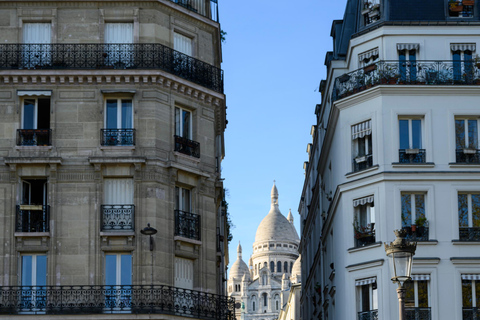 Paris: Experience the romance of Montmartre on a walk with a pro photographer Paris: Experience romance in Montmartre, a walk with a photographer in English