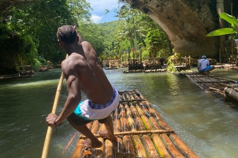 Montego Bay Rafting en el río Bambú, almuerzo y masaje de piesMontego Bay Excursión en balsa por el río Bambú, almuerzo y Hookah