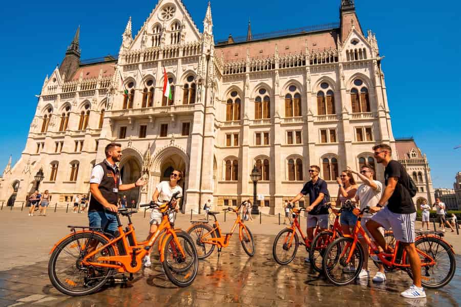 Budapest: Historische Radtour 2,5 Stunden mit ortskundigem Guide. Foto: GetYourGuide Budapest: Historische Radtour 2,5 Stunden mit ortskundigem Guide. Foto: GetYourGuide