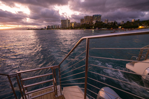 Waikiki: Friday Night Fireworks Cruise from Beach