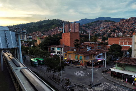 Medellín: Tour durch die Comuna 13, den Botero Park und den Metrocable mit einem lokalen Guide