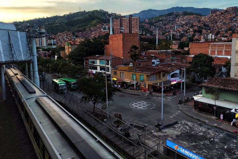 Medellín: Tour durch die Comuna 13, den Botero Park und den Metrocable mit einem lokalen Guide
