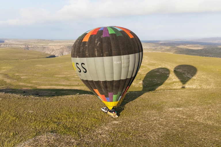 Kappadokien: Soganli Tal Heißluftballon Tour bei Sonnenaufgang