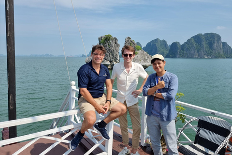 Depuis Hanoi : Croisière dans la baie d&#039;Halong avec déjeuner et transferts