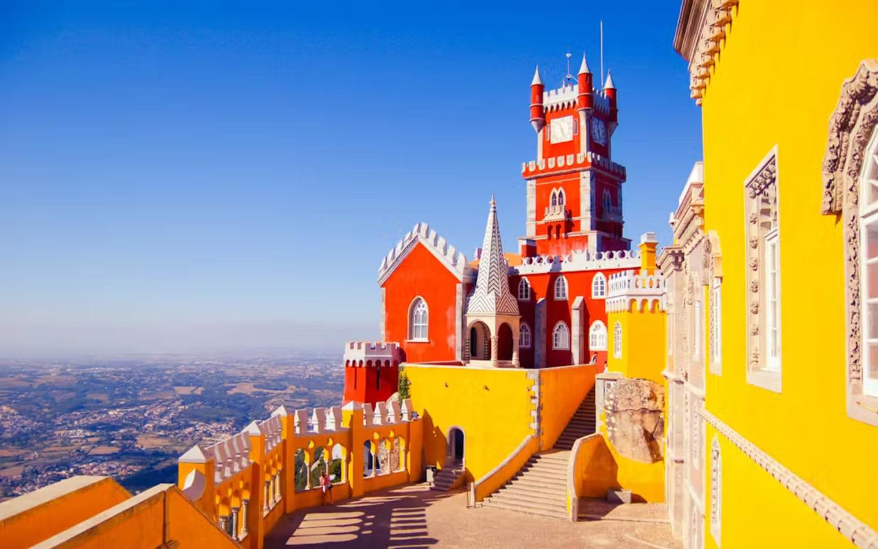 Lissabon: Palácio Nacional da Pena/Castelo dos Mouros & Quinta da Regaleira − Halbtagestour