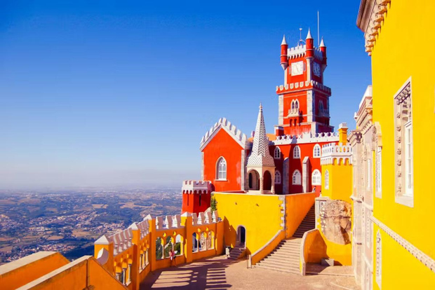 Lissabon: Palácio Nacional da Pena/Castelo dos Mouros & Quinta da Regaleira − Halbtagestour