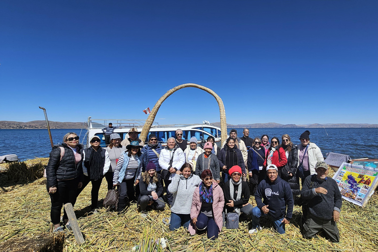 Puno : excursion d&#039;une demi-journée à l&#039;île flottante d&#039;Uros + réalité virtuelleExcursion d&#039;une demi-journée à l&#039;île flottante d&#039;Uros + réalité virtuelle