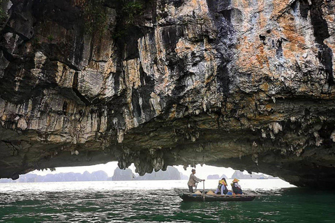 Ha Long 1 dia em grupo pequeno e caiaquePartida de dia inteiro da Baía de Ha Long saindo de Ha Noi