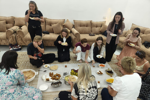Omani Hospitality: Authentic Family Dinner Experience
