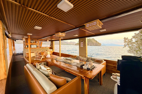 Labuan Bajo: Komodo Full Day Tour Luxury Boat Sunset Cruise Komodo Tour Luxury Boat with Drone and GoPro Underwater